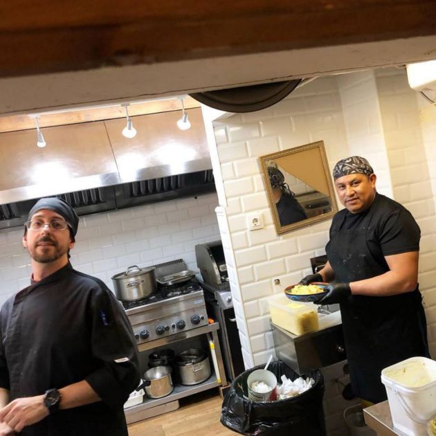 Álvaro Torrent y Eduardo Cruz se entienden en la cocina con la mirada Álvaro Torrent y Eduardo Cruz se entienden en la cocina con la mirada