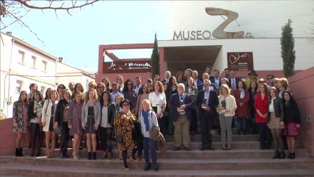 Foto de familia de los premiados en la escalinata del Museo Zabaleta Foto de familia de los premiados en la escalinata del Museo Zabaleta