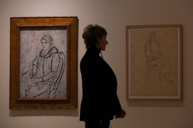 Una mujer se sitúa entre dos cuadros que forman parte de la exposición temporal "Olga Picasso" Una mujer se sitúa entre dos cuadros que forman parte de la exposición temporal "Olga Picasso"