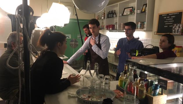 Eduardo López de Rodas y Juan Ángel Masegoso, preparados para rodar una de las escenas como camarero y cliente, respectivamente Eduardo López de Rodas y Juan Ángel Masegoso, preparados para rodar una de las escenas como camarero y cliente, respectivamente