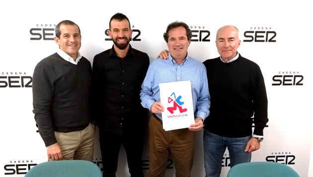 Juanma Gonzalez (segundo por la derecha) y a su lado José Manuel Albentosa y Javier Conejos Juanma Gonzalez (segundo por la derecha) y a su lado José Manuel Albentosa y Javier Conejos