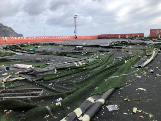 Garachico trasladará el campo de fútbol por culpa de las olas del mar Garachico trasladará el campo de fútbol por culpa de las olas del mar