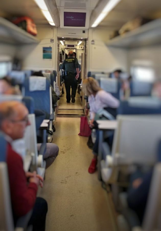 Agentes de la Guardia Civil en uno de los vagones del tren Agentes de la Guardia Civil en uno de los vagones del tren