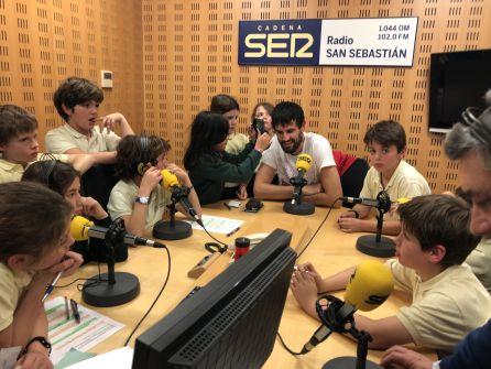 Momento de la entrevista de Asier de la Iglesia con los niños de San Patricio Momento de la entrevista de Asier de la Iglesia con los niños de San Patricio