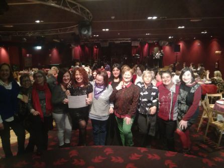 La Tertulia Feminista Les Comadres posa con la Comadre de Oro Especial La Tertulia Feminista Les Comadres posa con la Comadre de Oro Especial