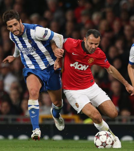 El entonces realista Markel Bergara pugna por un balón con Ryan Giggs (Manchester United FC) en Old Trafford. El entonces realista Markel Bergara pugna por un balón con Ryan Giggs (Manchester United FC) en Old Trafford.