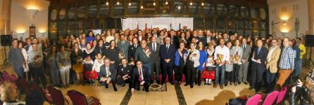 Foto de familia con los reconocidos y autoridades Foto de familia con los reconocidos y autoridades