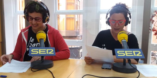 Elia Estrada, como Rigoberta Fernández, y Elena Serrano, en el papel de Filomena Castro, en pleno informativo Ca' Pasao Elia Estrada, como Rigoberta Fernández, y Elena Serrano, en el papel de Filomena Castro, en pleno informativo Ca' Pasao