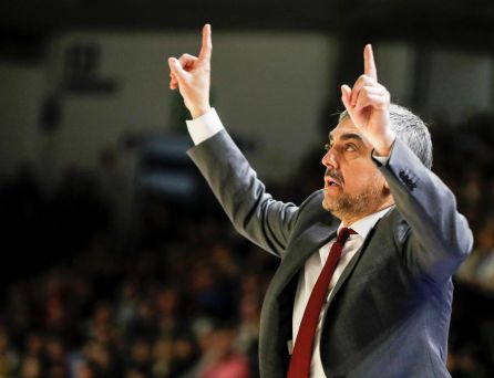 El entrenador del Lointek Gernika Bizkaia Mario López, en un momento del cuarto partido de cuartos de final de la Copa de la Reina de baloncesto disputado contra el IDK Gipuzkoa este viernes en la cancha de Mendizorrotza de Vitoria El entrenador del Lointek Gernika Bizkaia Mario López, en un momento del cuarto partido de cuartos de final de la Copa de la Reina de baloncesto disputado contra el IDK Gipuzkoa este viernes en la cancha de Mendizorrotza de Vitoria