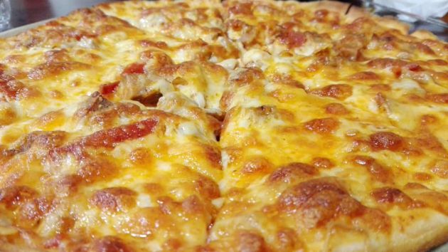 Pizza familiar con ternera, bacon y jamón Pizza familiar con ternera, bacon y jamón