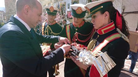 Momento en el que el alcalde, José Luis HIdalgo, impone el Escudo de Oro al banderin de la A.M. Arroquia Martínez Momento en el que el alcalde, José Luis HIdalgo, impone el Escudo de Oro al banderin de la A.M. Arroquia Martínez