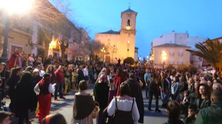 Ambiente en la Plaza de España a la llegada de la Comitiva de la Embajada Ambiente en la Plaza de España a la llegada de la Comitiva de la Embajada