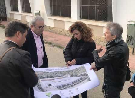 Vicent Torres y Pilar Costa con el plano de la Escuela de Hostelería Vicent Torres y Pilar Costa con el plano de la Escuela de Hostelería