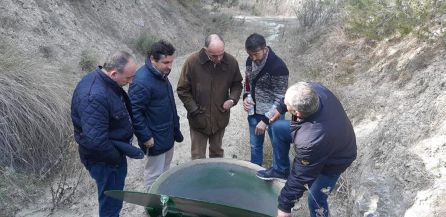 Los técnicos inspecionan las instalaciones de la conducción Los técnicos inspecionan las instalaciones de la conducción