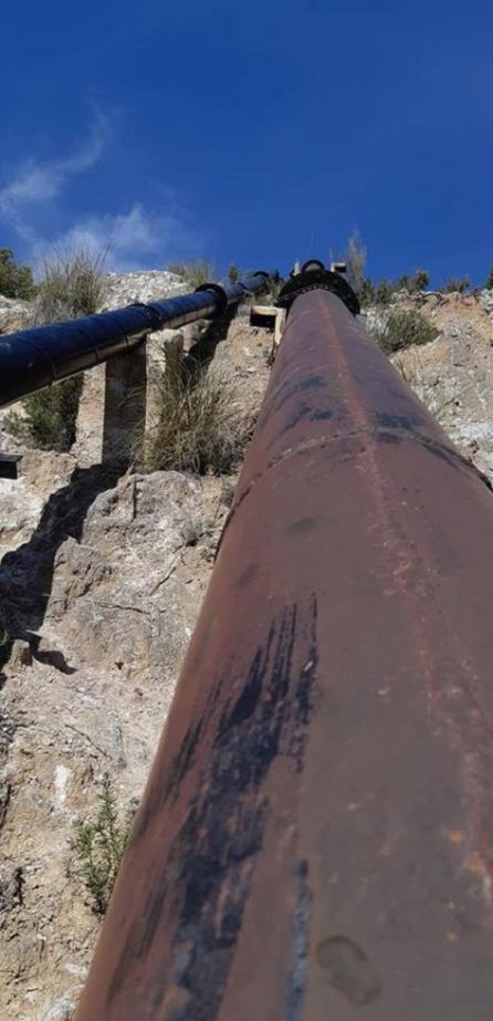 Las enormes tuberías recorren varios kilometros hasta pasar bajo el tunerl hasta llegar a Huesa Las enormes tuberías recorren varios kilometros hasta pasar bajo el tunerl hasta llegar a Huesa