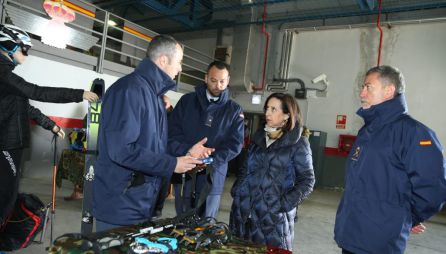 La ministra de Defensa, Margarita Robles, con los responsables militares del Escuadrón de Vigilancia Aérea 12 La ministra de Defensa, Margarita Robles, con los responsables militares del Escuadrón de Vigilancia Aérea 12