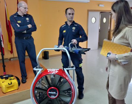 El jefe de bomberos, Miguel Angel Extremo (centro) con el subjefe, Julio Estébanez y la concejala de seguridad, Gema Conde El jefe de bomberos, Miguel Angel Extremo (centro) con el subjefe, Julio Estébanez y la concejala de seguridad, Gema Conde