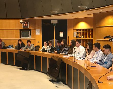 Alumnos y alumnas de San Gabriel en el momento de presentar su manifiesto en la sala de trabajo del Grupa Parlamentario Liberal al que pertenece la eurodiputada Beatriz Becerra Alumnos y alumnas de San Gabriel en el momento de presentar su manifiesto en la sala de trabajo del Grupa Parlamentario Liberal al que pertenece la eurodiputada Beatriz Becerra