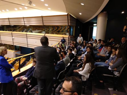 Los jóvenes pudieron conocer el funcionamiento y los espacios del Parlamento Europeo de la mano de quienes trabajan en él Los jóvenes pudieron conocer el funcionamiento y los espacios del Parlamento Europeo de la mano de quienes trabajan en él