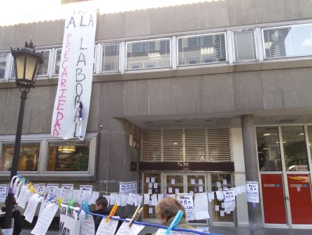 El Movimiento feminista Asturies 8M "redecora" con carteles de la huelga feminista y consignas feministas la fachada de la sede de FADE en Oviedo. El Movimiento feminista Asturies 8M "redecora" con carteles de la huelga feminista y consignas feministas la fachada de la sede de FADE en Oviedo.