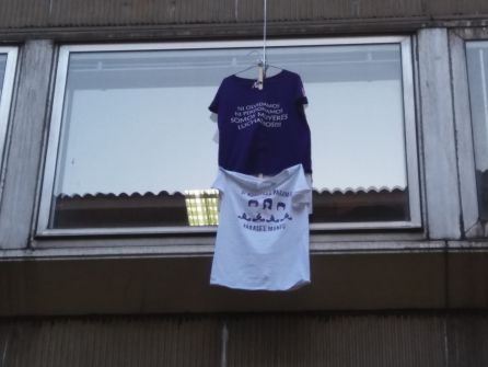 Camisetas con consignas feministas colgadas de la fachada de la sede de la FADE. Camisetas con consignas feministas colgadas de la fachada de la sede de la FADE.