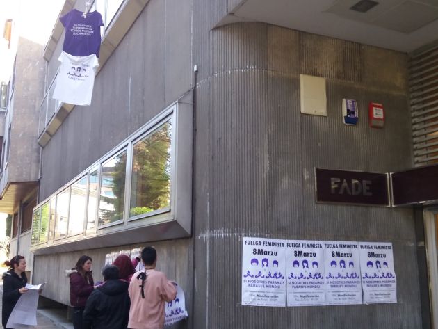 Las feministas cuelgan camisetas y carteles de la huelga feminista del 8M. Las feministas cuelgan camisetas y carteles de la huelga feminista del 8M.