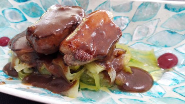 Magret de pato sobre chanfaina de puerros y dátiles Magret de pato sobre chanfaina de puerros y dátiles