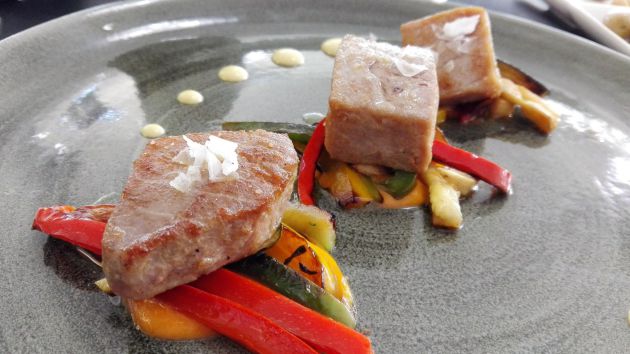 Atún rojo sobre panaché de verduras y salmorejo templado Atún rojo sobre panaché de verduras y salmorejo templado