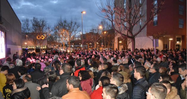 Gente a las puertas del Conservatorio Marcos Redondo, que no pudo acceder al interior. Gente a las puertas del Conservatorio Marcos Redondo, que no pudo acceder al interior.