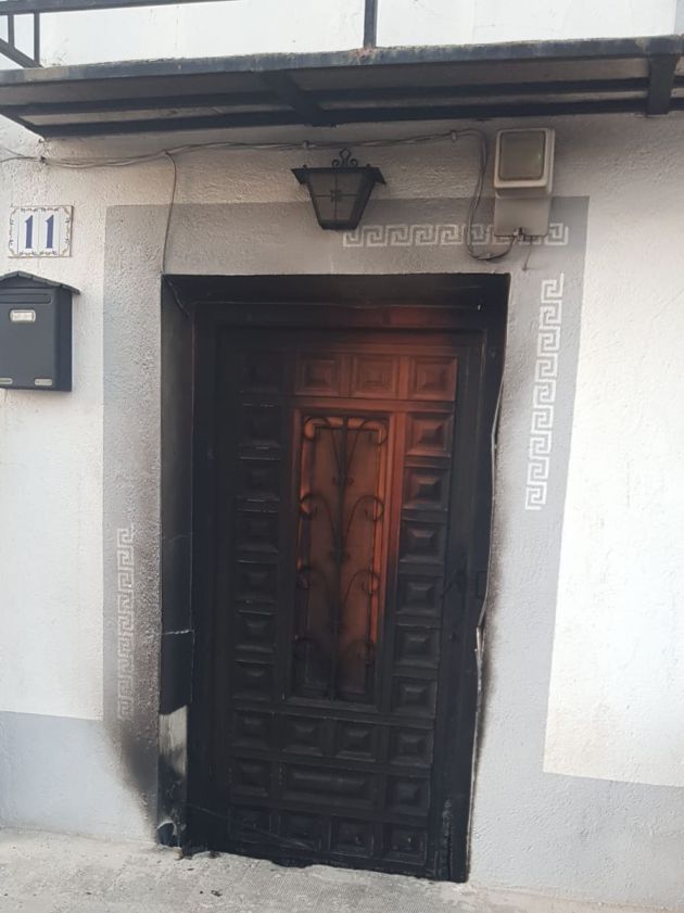 Aparecen pintadas y queman la puerta de la casa del teniente alcalde de Mazuecos (Guadalajara): Aparecen pintadas y queman la puerta de la casa del teniente alcalde de Mazuecos Aparecen pintadas y queman la puerta de la casa del teniente alcalde de Mazuecos (Guadalajara): Aparecen pintadas y queman la puerta de la casa del teniente alcalde de Mazuecos