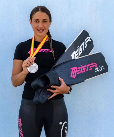 La buceadora con la medalla de campeona de España La buceadora con la medalla de campeona de España