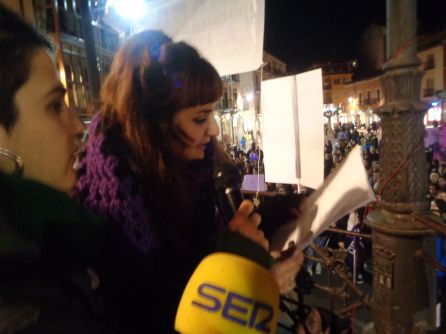 La manifestación concluyó con la lectura de un manifiesto entre varias portavoces La manifestación concluyó con la lectura de un manifiesto entre varias portavoces
