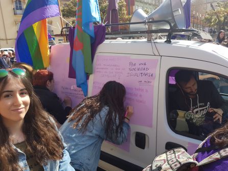 Jóvenes estudiantes firman lemas sobre la igualdad en este 8 de marzo Jóvenes estudiantes firman lemas sobre la igualdad en este 8 de marzo