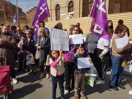 Personas de todas las edades respaldan la concentración feminista Personas de todas las edades respaldan la concentración feminista