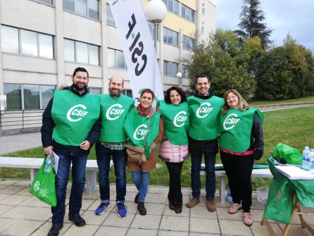 Miembros de CSIFen el punto de información para los opositores Miembros de CSIFen el punto de información para los opositores