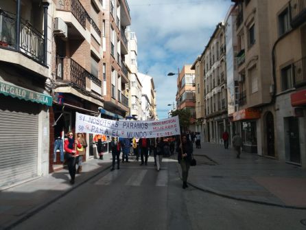 Momento del paso de la manifestación por la calle General Fresneda Momento del paso de la manifestación por la calle General Fresneda