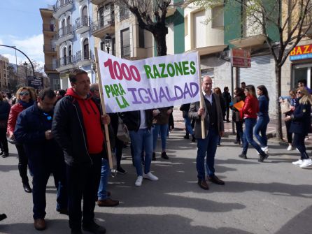 El alcalde de Jódar, José Luis Hidalgo, acompañado del concejal de Obras, José Luis Latorre, portaron, en algunos momentos, una de las pancartas reivindicativas El alcalde de Jódar, José Luis Hidalgo, acompañado del concejal de Obras, José Luis Latorre, portaron, en algunos momentos, una de las pancartas reivindicativas