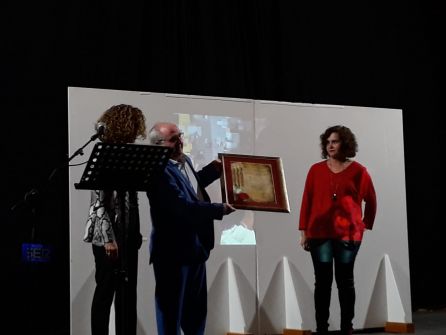 Momento en el que las técnicas del CMIM, Maribel Navarro y Julia Garcia, nos entregan el cuador conmemorativo Momento en el que las técnicas del CMIM, Maribel Navarro y Julia Garcia, nos entregan el cuador conmemorativo