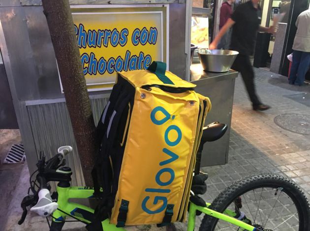 Trabajador de Glovo preparando un envío de churros Trabajador de Glovo preparando un envío de churros