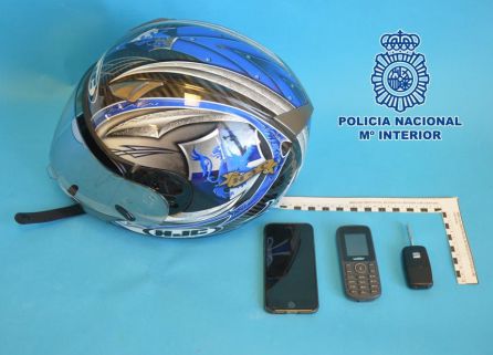 Objetos requisados al atracador por parte de las fuerzas de seguridad Objetos requisados al atracador por parte de las fuerzas de seguridad