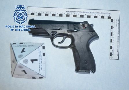 Pistola usada por el atracador en los dos delitos por los que se le acusa Pistola usada por el atracador en los dos delitos por los que se le acusa