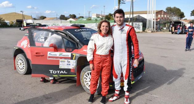 Adela Martínez-Cachá con el piloto Pepe López en el Rally Tierras Altas de Lorca Adela Martínez-Cachá con el piloto Pepe López en el Rally Tierras Altas de Lorca