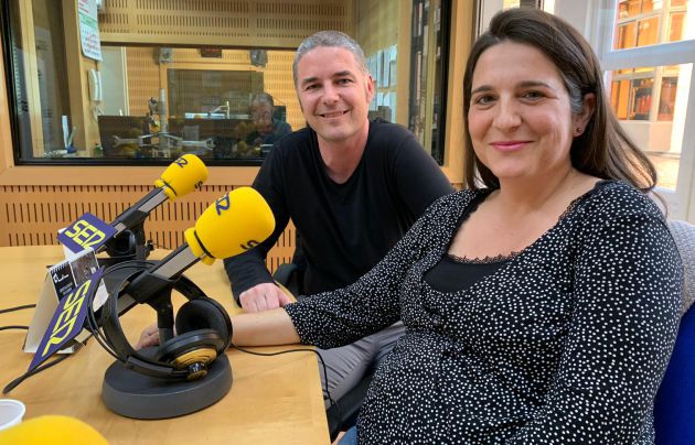 Paco Román y Carmen Hernández en los estudios de Radio Murcia Paco Román y Carmen Hernández en los estudios de Radio Murcia