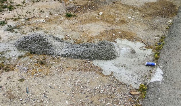 Los materiales sobrantes de las nuevas construcciones suelen acabar de esta forma. Así lo denuncia Paco Román desde su cuenta @BarriomarObs Los materiales sobrantes de las nuevas construcciones suelen acabar de esta forma. Así lo denuncia Paco Román desde su cuenta @BarriomarObs