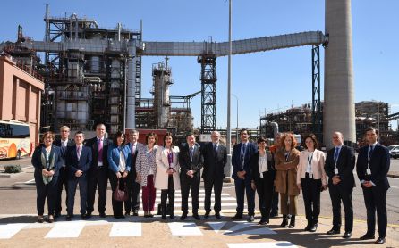 Emiliano García Page y Antonio Brufau, junto a otras autoridades, en el Complejo Petroquímico de Repsol en Puertollano Emiliano García Page y Antonio Brufau, junto a otras autoridades, en el Complejo Petroquímico de Repsol en Puertollano