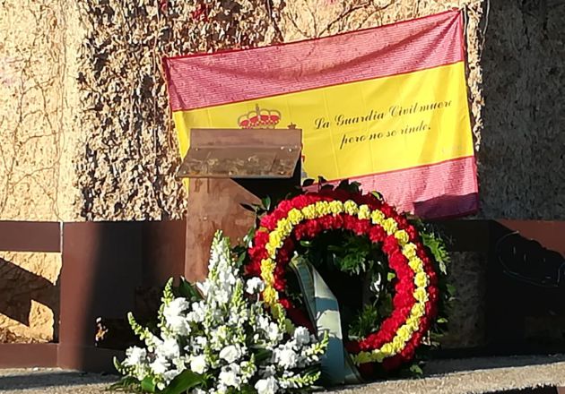 Corona de flores con los colores de la bandera española, depositada por la formación VOX Ciudad Real, en el Parque de Atocha de la capital Corona de flores con los colores de la bandera española, depositada por la formación VOX Ciudad Real, en el Parque de Atocha de la capital