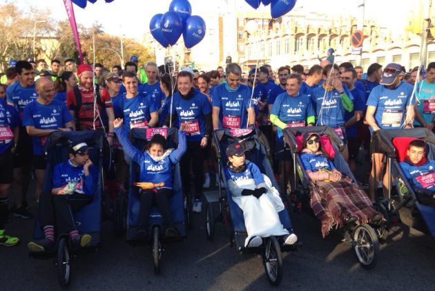 Una onada blau va recórrer la Zurich Marató de Barcelona per donar suport als afectats d'atàxia telangiectasia Una onada blau va recórrer la Zurich Marató de Barcelona per donar suport als afectats d'atàxia telangiectasia