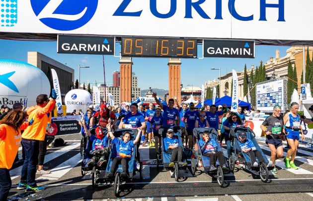 Una onada blau va recórrer la Zurich Marató de Barcelona per donar suport als afectats d'atàxia telangiectasia Una onada blau va recórrer la Zurich Marató de Barcelona per donar suport als afectats d'atàxia telangiectasia