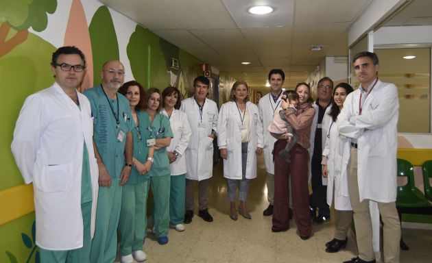El equipo multidisciplinar del Hospital Reina Sofía junto a Berta y su madre, Berta Aparicio. El equipo multidisciplinar del Hospital Reina Sofía junto a Berta y su madre, Berta Aparicio.