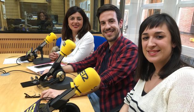 Entrevista a Paqui Imbernón, concejal de Turismo del Ayuntamiento de Mula, acompañada de Carolina y Diego, encargados de dar vida a los Marqueses de Los Vélez durante las celebraciones del Mercado Barroco Entrevista a Paqui Imbernón, concejal de Turismo del Ayuntamiento de Mula, acompañada de Carolina y Diego, encargados de dar vida a los Marqueses de Los Vélez durante las celebraciones del Mercado Barroco